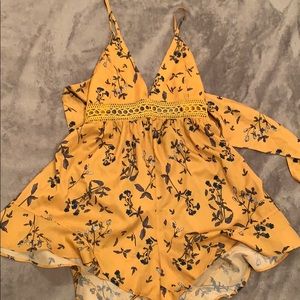 This is romper I’ve never worn it’s in great shape